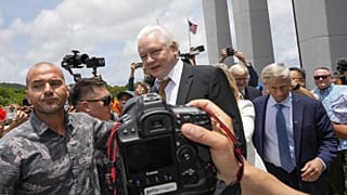 A WikiLeaks alapítója elhagyja a bíróság épületét a Mariana Szigeteken 