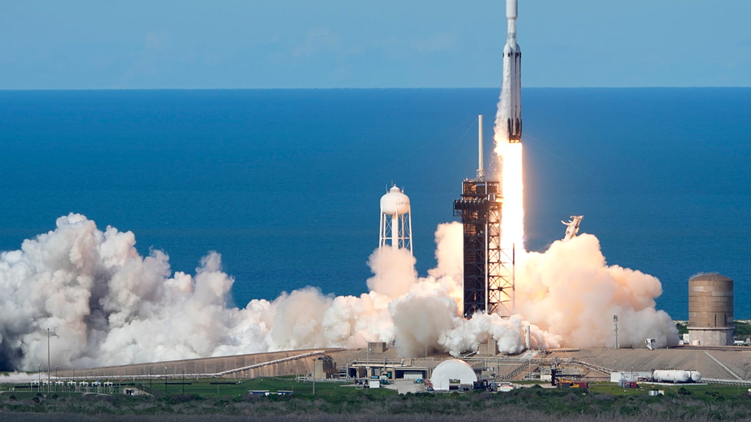 Um foguetão SpaceX Falcon Heavy descola da plataforma 39A no Centro Espacial Kennedy, em Cabo Canaveral, na Flórida, na terça-feira, 25 de junho de 2024. 