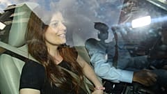 A ativista italiana Ilaria Salis chega com o seu pai Roberto à sua casa em Monza, Itália, sábado, 15 de junho de 2024