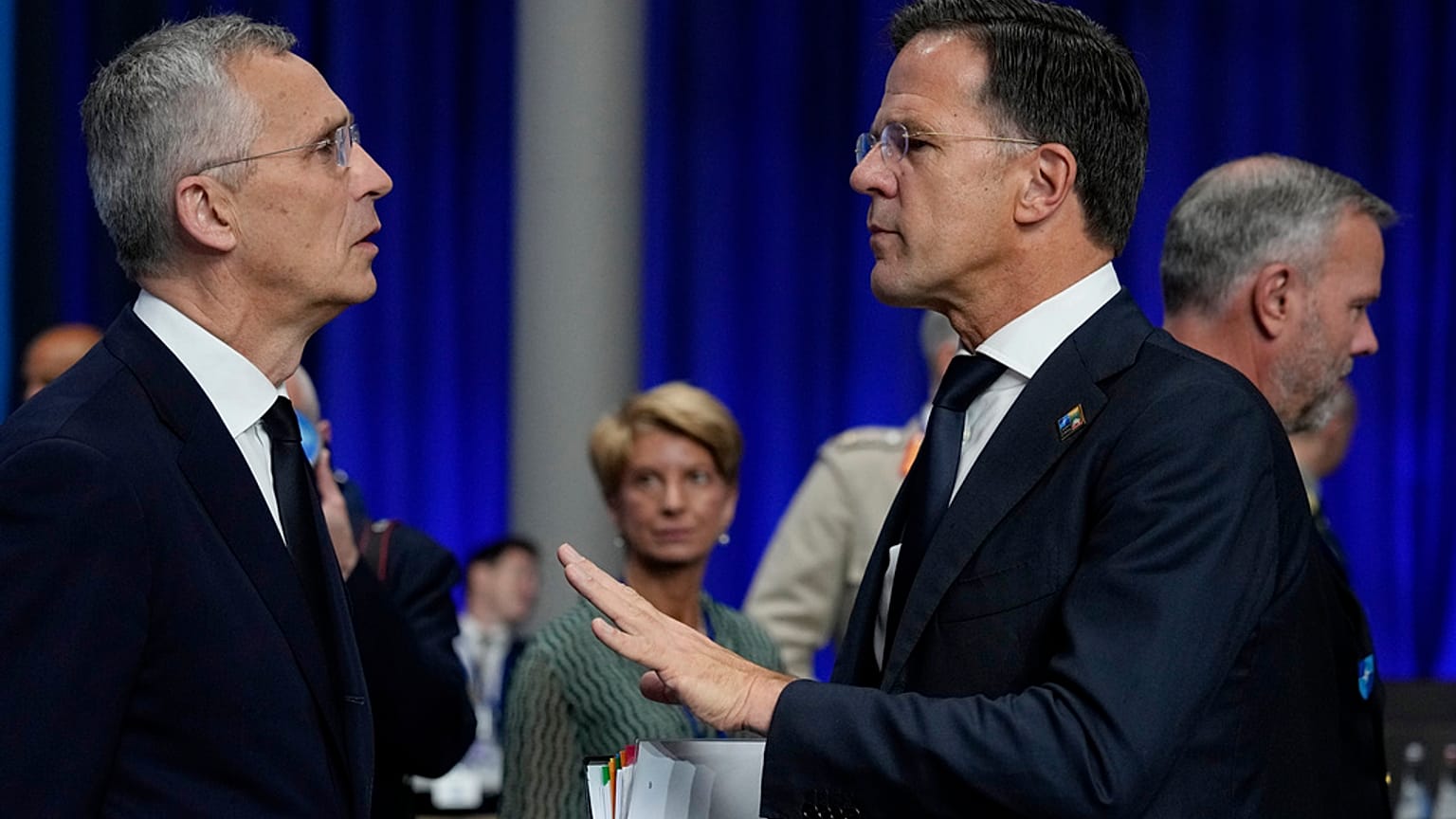 Jens Stoltenberg(balra) és Mark Rutte