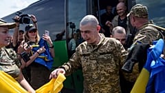 Kriegsgefangene Soldaten kommen in der Ukraine an.