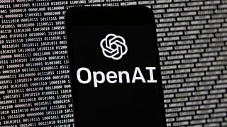 Το λογότυπο του OpenAI εμφανίζεται σε ένα κινητό τηλέφωνο μπροστά από μια οθόνη υπολογιστή με τυχαία δυαδικά δεδομένα, την Πέμπτη 9 Μαρτίου 2023, στη Βοστώνη. 