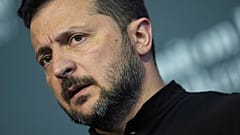 Archivo: Zelenski se dirige a la prensa durante la cumbre de paz celebrada en Suiza a mediados de junio.