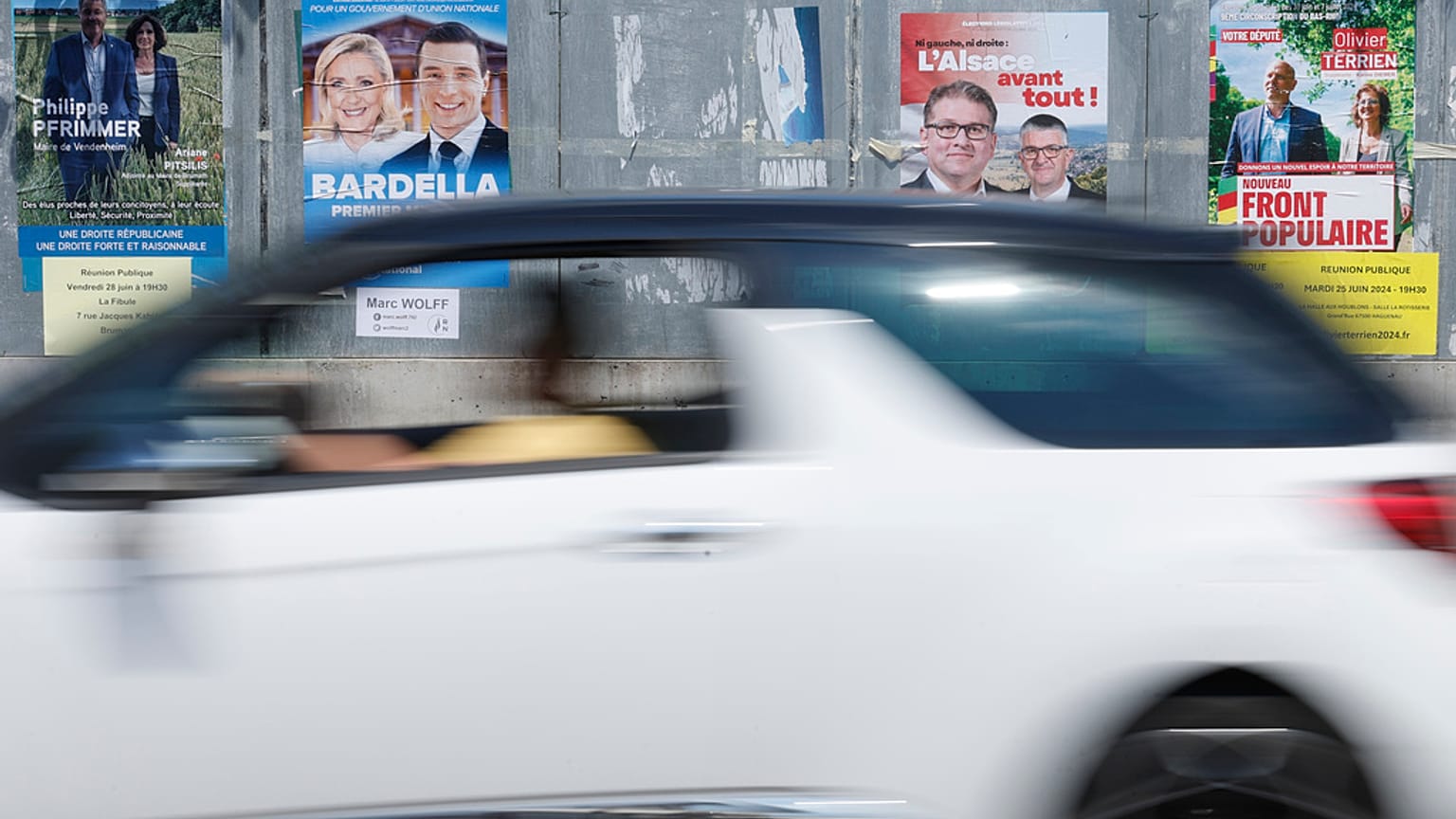 Un coche pasa junto a carteles electorales, el jueves 27 de junio de 2024 en Estrasburgo, este de Francia.