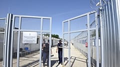 2017-es fotó: rendőrök hajtják be a röszkei tranzitzóna kapuját