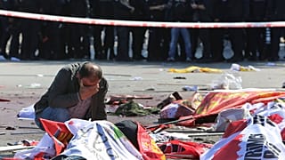 Bir vatandaş, Ankara Gar'da gerçekleştirilen IŞİD saldırısının ardından görüntüleniyor (10 Ekim 2015)