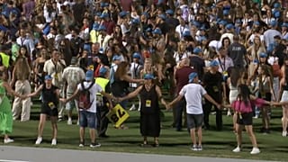 Η ανθρώπινη αλυσίδα στο Στάδιο ΓΣΠ της Λευκωσίας