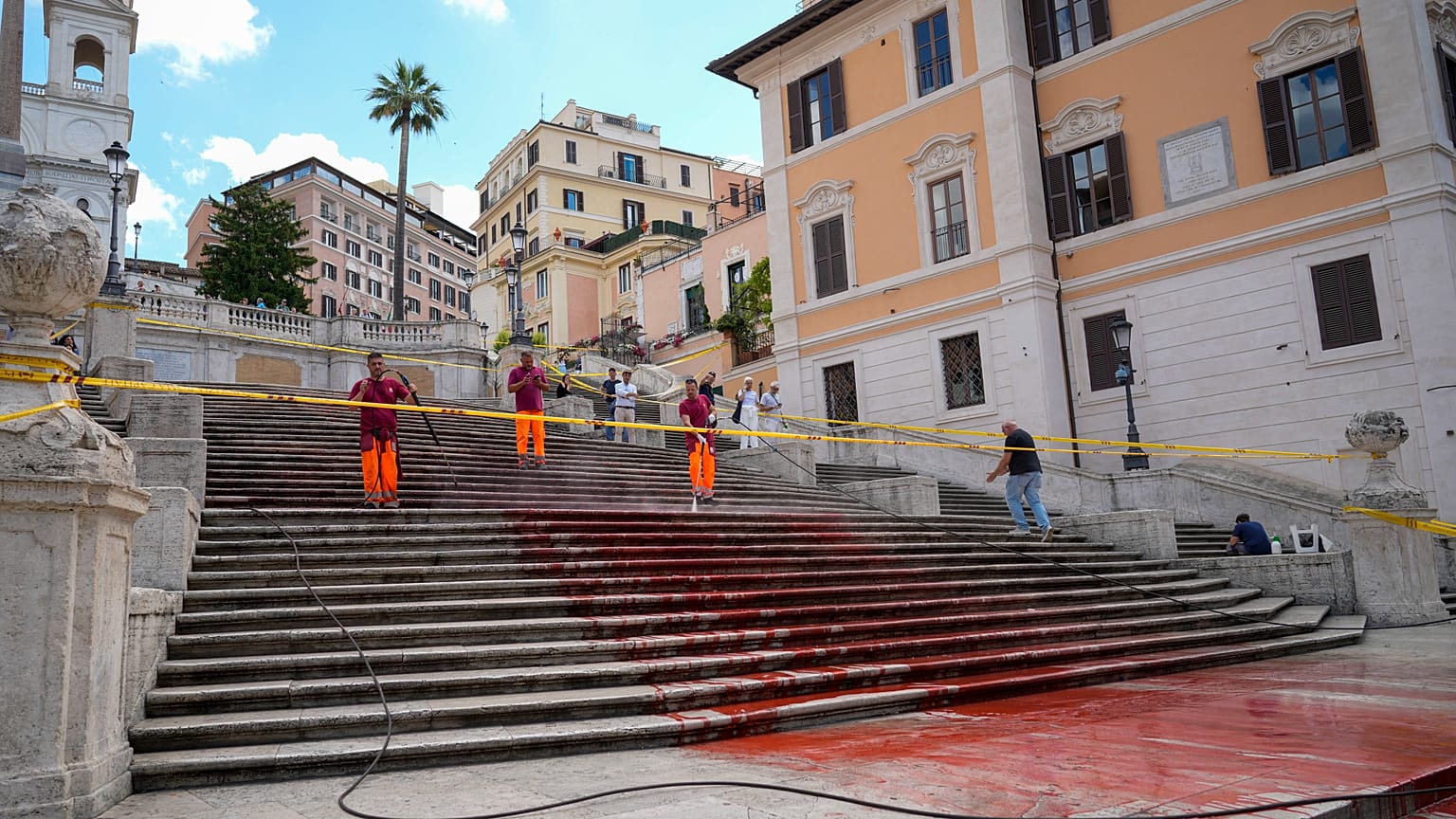 Ativistas derramam tinta numa escadaria histórica de Roma pelos direitos das mulheres