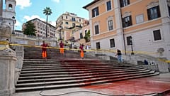 Activistas italianas vandalizan la escalera de la plaza España en Roma (Italia) arrojando pintura roja para concienciar sobre los feminicidios. 