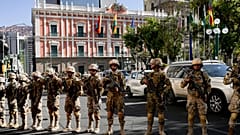 Askerler, Bolivya'nın La Paz kentindeki Plaza Murillo'daki başkanlık sarayının önünde nöbet tutuyor, 26 Haziran 2024 Çarşamba.