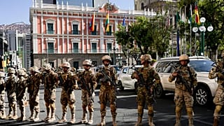 Askerler, Bolivya'nın La Paz kentindeki Plaza Murillo'daki başkanlık sarayının önünde nöbet tutuyor, 26 Haziran 2024 Çarşamba.