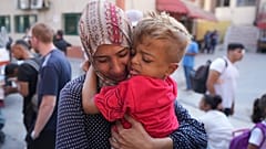 امرأة فلسطينية تودع ابنها المريض قبل مغادرة قطاع غزة لتلقي العلاج في الخارج عبر معبر كرم أبو سالم بخان يونس جنوب قطاع غزة، الخميس 27 يونيو 2024.