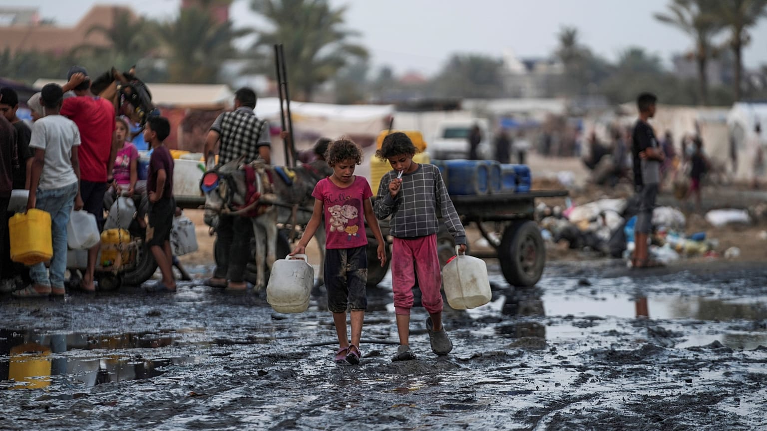 مياه راكدة في دير البلح في غزة. 2024/06/20 