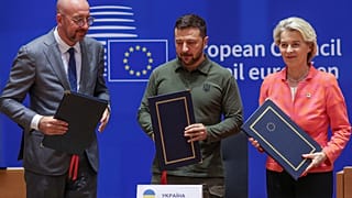 O presidente do Conselho Europeu, Charles Michel, o presidente ucraniano, Volodymyr Zelenskyy, e a chefe da Comissão Europeia, Ursula von der Leyen, em Bruxelas, 27 de junho de 2024
