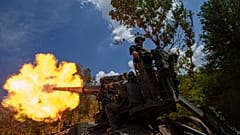 43'üncü topçu tugayına bağlı Ukraynalı askerler, 24 Haziran 2024 Pazartesi günü Ukrayna'nın Donetsk kentindeki cephe hattında bulunan Rus mevzilerine 2s7 kundağı motorlu obüsle ateş açıyor.