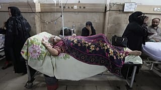 Στο Καράτσι, την πρωτεύουσα του Πακιστάν, νοσηλεύονται άνθρωποι που υπέστησαν θερμοπληξία.
