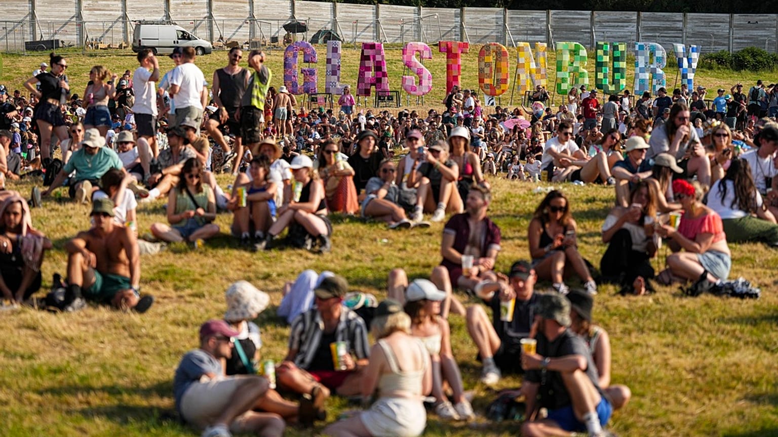 Menschen auf dem Glastonbury Festival.