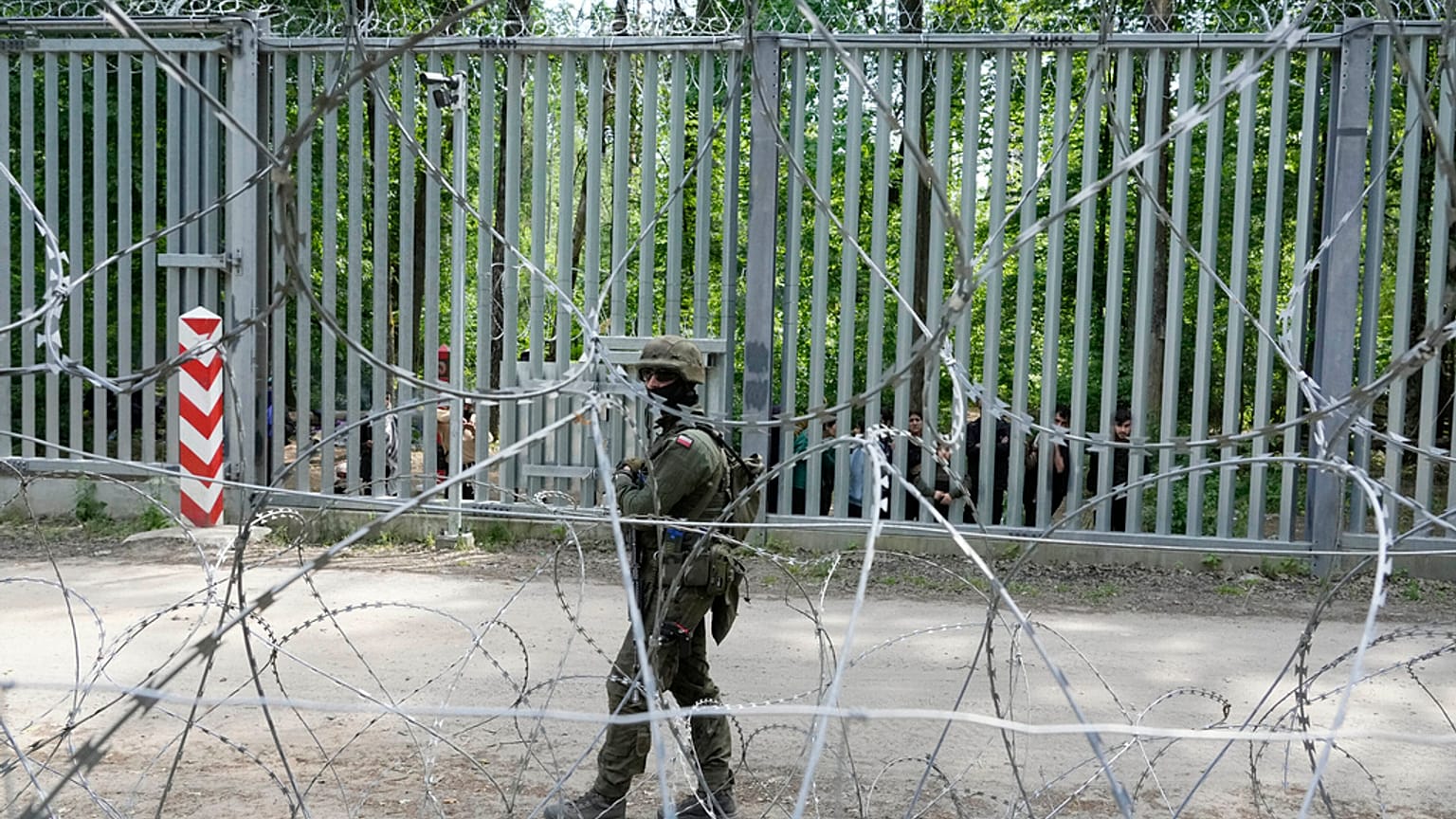 Ein polnischer Soldat patrouilliert am 29. Mai im Wald von Bialowieza an der Grenze zu Belarus.