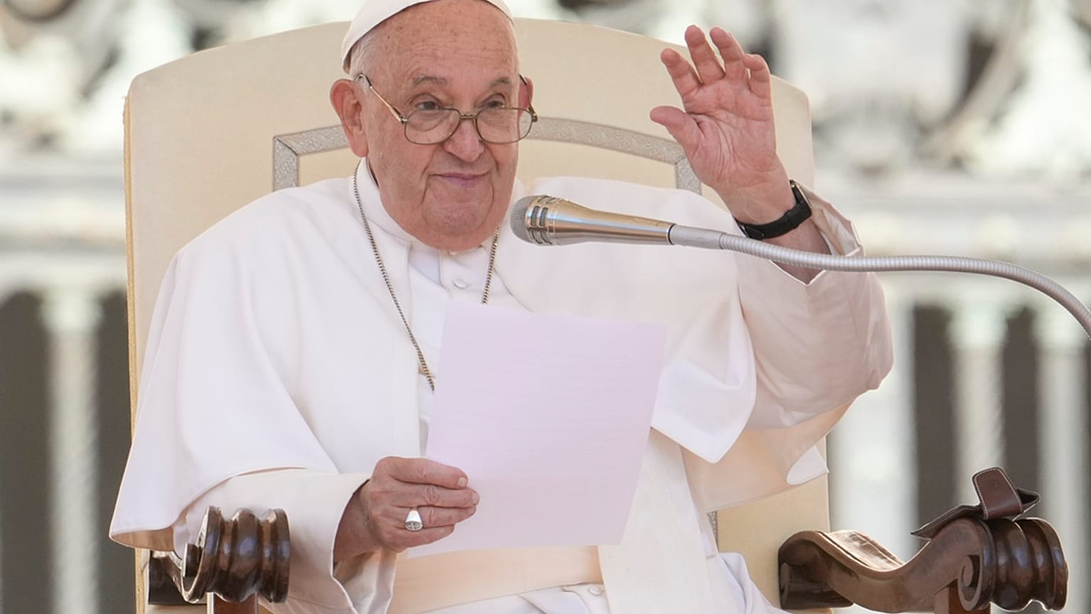 O Papa Francisco acena durante a sua audiência geral semanal na Praça de São Pedro, no Vaticano, quarta-feira, 26 de junho de 2024.