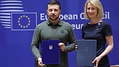 Ο πρωθυπουργός της Εσθονίας Κάγια Κάλας και ο Πρόεδρος της Ουκρανίας Βολοντίμιρ Ζελένσκι κατά τη διάρκεια της συμμετοχής τους στην τελετή υπογραφής της συμφωνίας ασφαλείας στις Βρυξέλλες την Πέμπτη, 27/6/2024