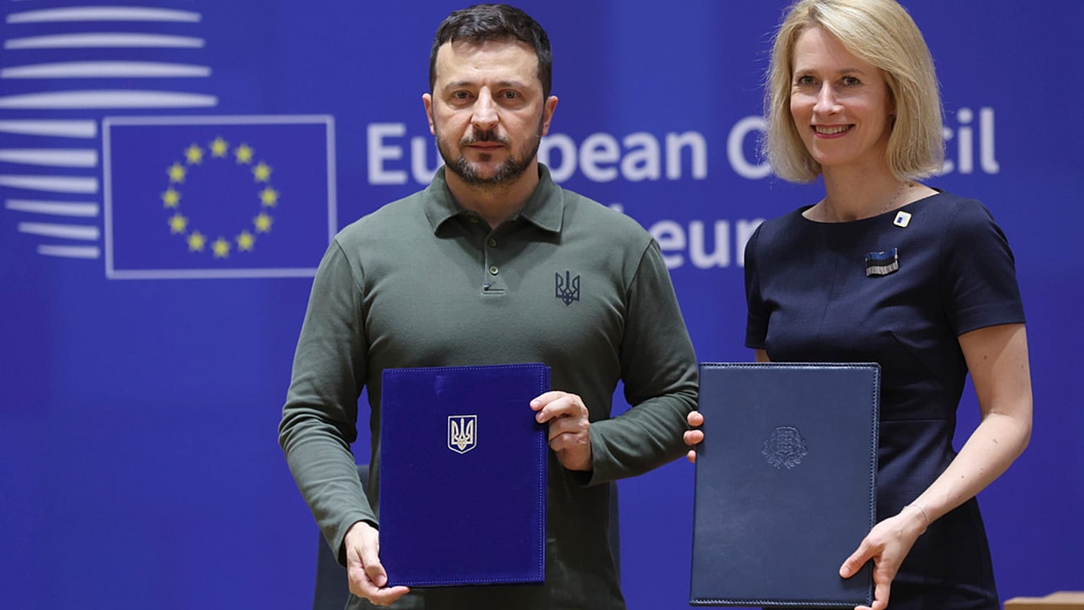 A primeira-ministra da Estónia, Kaja Kallas, e o presidente da Ucrânia, Volodymyr Zelenskyy.27 junho 2024