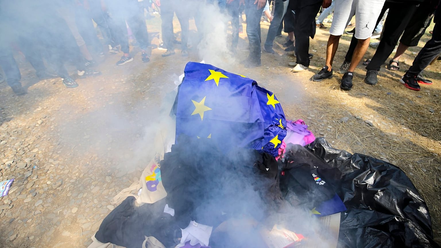 Opositores georgianos a los derechos de los homosexuales queman banderas LGBT y de la UE mientras intentan interferir en el orgullo en Tbilisi, Georgia, el 8 de julio de 2023.