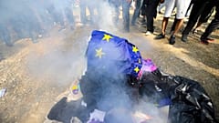 Opositores georgianos a los derechos de los homosexuales queman banderas LGBT y de la UE mientras intentan interferir en el orgullo en Tbilisi, Georgia, el 8 de julio de 2023.