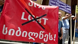 Gürcü aşırı sağ partiler ve destekçileri üzerinde "LGBT karanlığına hayır" yazan bir pankart taşıyor, 2 Temmuz 2022