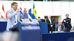 Der deutsche Europaabgeordnete Peter Liese (CDU) verteidigt die Bilanz der EVP in der Umweltpolitik im Europäischen Parlament am 24. April 2024 