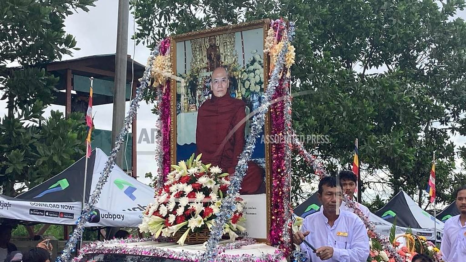 Centenas de pessoas participam no funeral de um monge em Myanmar