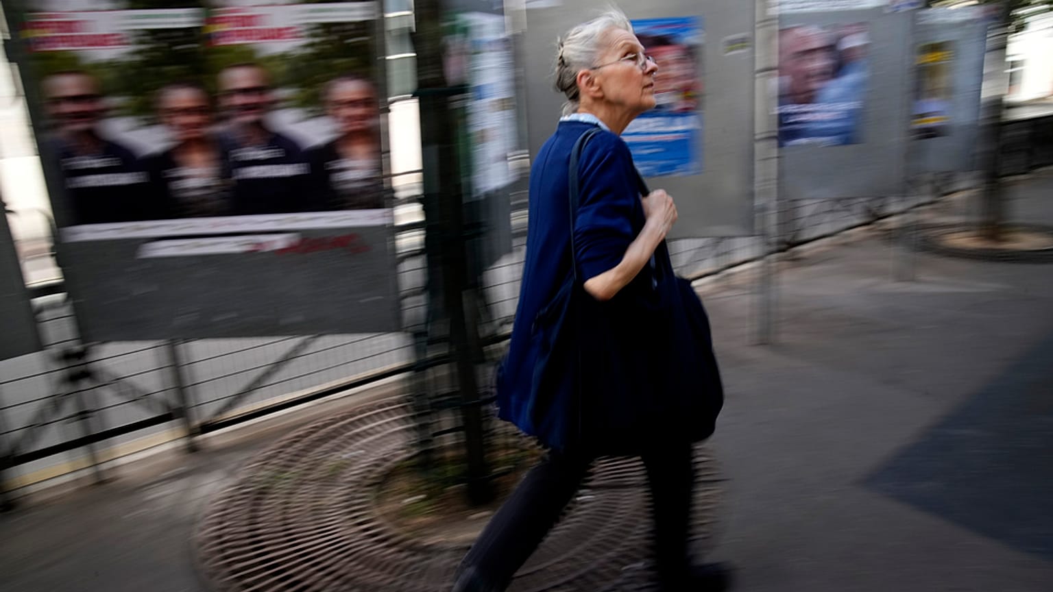 Προεκλογικές αφίσες σε δρόμο στο Παρίσι