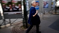 Προεκλογικές αφίσες σε δρόμο στο Παρίσι