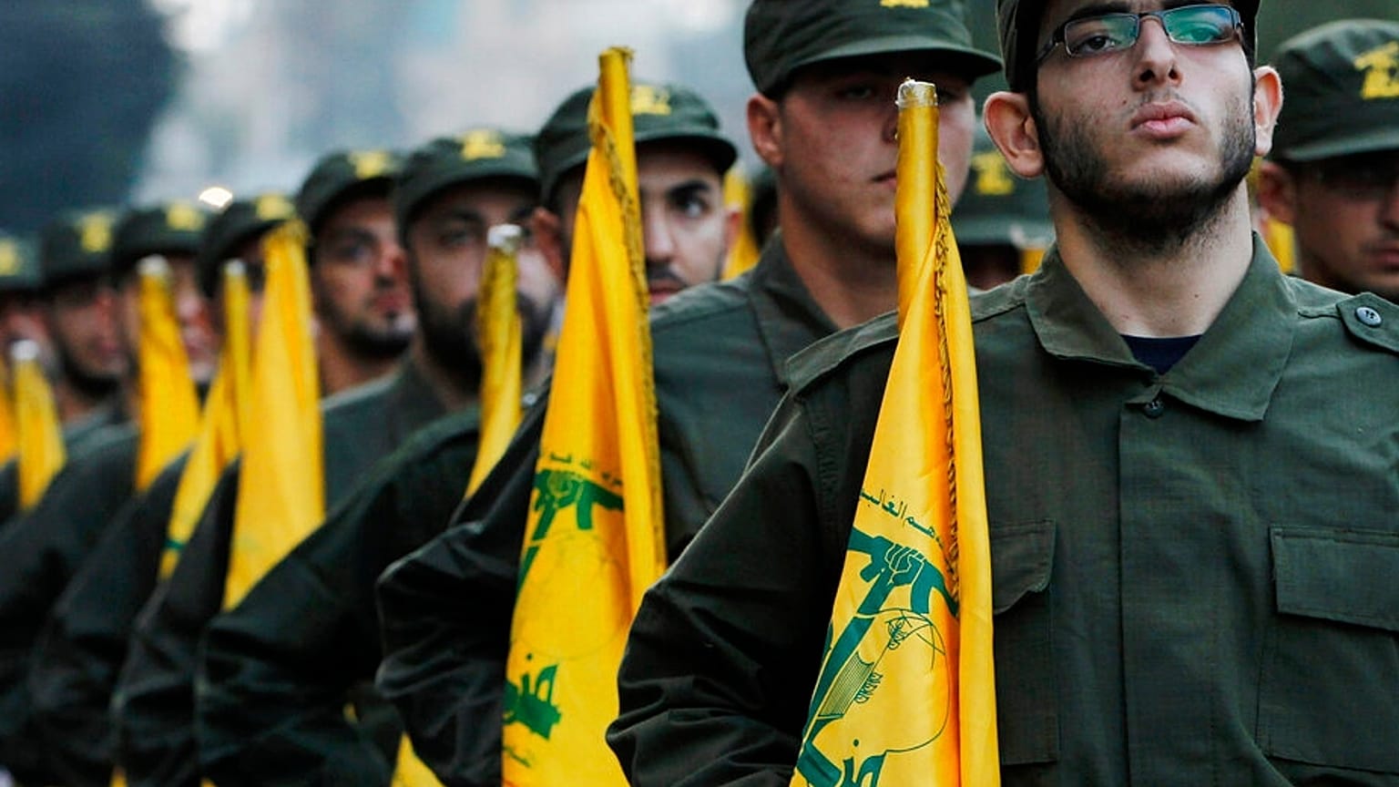 Hezbollah-milicisták felvonulása 