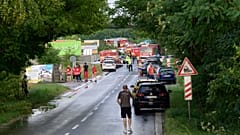 Vehículos de bomberos y vehículos de emergencia en el lugar de la colisión de un autobús con un tren cerca de la ciudad de Nove Zamky, Eslovaquia, el 27 de junio de 2024.