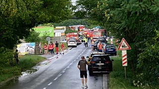 Vehículos de bomberos y vehículos de emergencia en el lugar de la colisión de un autobús con un tren cerca de la ciudad de Nove Zamky, Eslovaquia, el 27 de junio de 2024.
