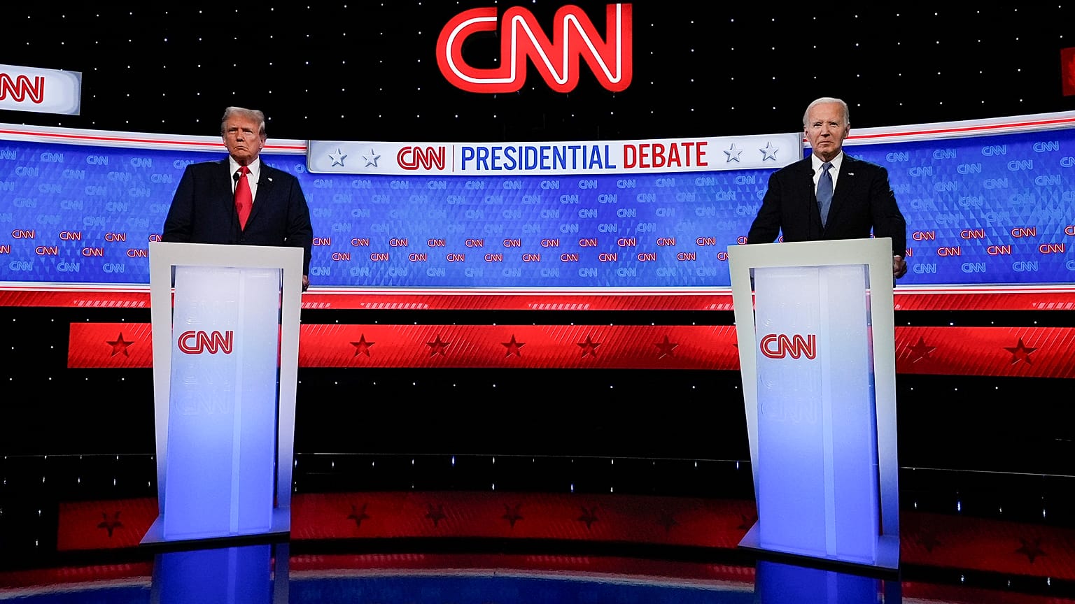 Präsident Joe Biden und der republikanische Präsidentschaftskandidat Donald Trump, links, während der CNN-Präsidentschaftsdebatte in Atlanta, 27. Juni 2024