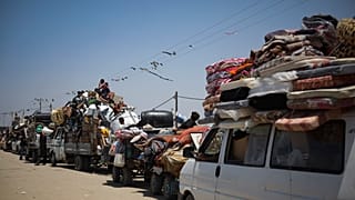 فلسطينيون يصلون إلى بلدة خان يونس بجنوب غزة بعد فرارهم من هجوم بري وجوي إسرائيلي على مدينة رفح 