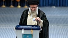 المرشد الأعلى الإيراني علي خامنئي يدلي بصوته