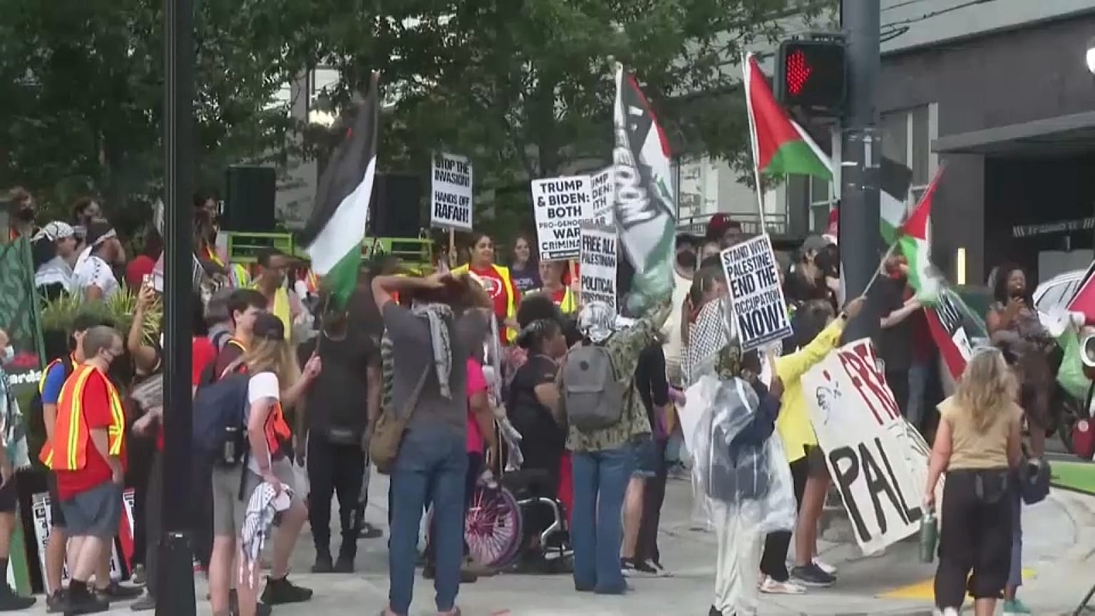 عشرات المتظاهرين المؤيدين للقضية الفلسطينية تجمعوا في أتلانتا قرب الموقع المخصص لأول مناظرة تلفزيونية بين بايدن وترامب