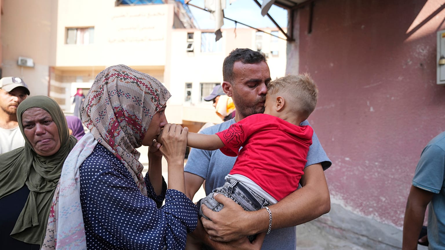 والدان فلسطينيان يودعان ابنهما المريض قبل مغادرته قطاع غزة لتلقي العلاج في الخارج  (27 يونيو 2024)