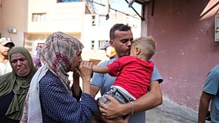 والدان فلسطينيان يودعان ابنهما المريض قبل مغادرته قطاع غزة لتلقي العلاج في الخارج  (27 يونيو 2024)