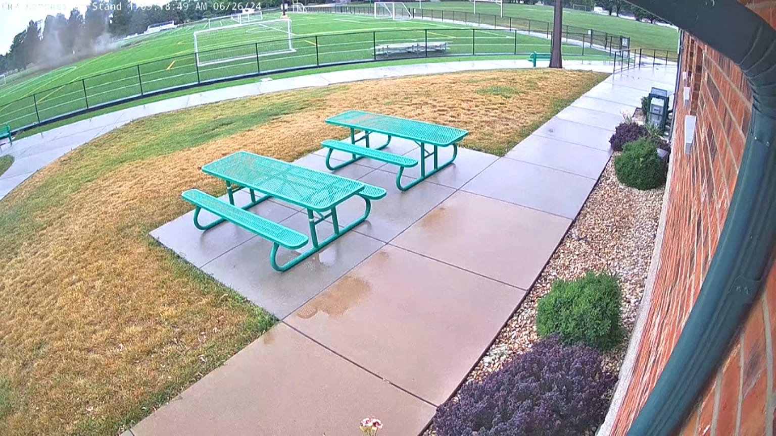  حفرة عملاقة تبتلع عمود إنارة في ملعب بجنوب إلينوي