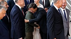 Der neue NATO-Chef Mark Rutte begrüßt den ukrainischen Präsidenten Wolodymyr Selenskyj in Brüssel.