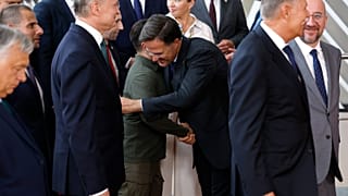 Der neue NATO-Chef Mark Rutte begrüßt den ukrainischen Präsidenten Wolodymyr Selenskyj in Brüssel.
