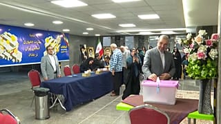 السفير الإيراني في بغداد محمد كاظم الصادق يدلي بصوته في مركز اقتراع في العاصمة العراقية بغداد. 2024/06/28