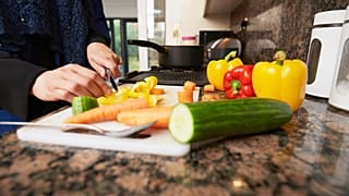As tábuas de cortar de plástico podem transferir microplásticos para os alimentos.