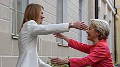 Die estnische Ministerpräsidentin Kaja Kallas, links, begrüßt die Präsidentin der Europäischen Kommission Ursula von der Leyen während ihres Treffens im Stenbock-Haus in Tallinn, 10. Oktober 2022