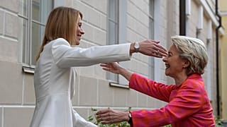 Премьер-министр Эстонии Кайя Каллас (слева) приветствует председателя Европейской комиссии Урсулу фон дер Ляйен во время их встречи в Доме Стенбока в Таллине, 10 октября 2022 года.