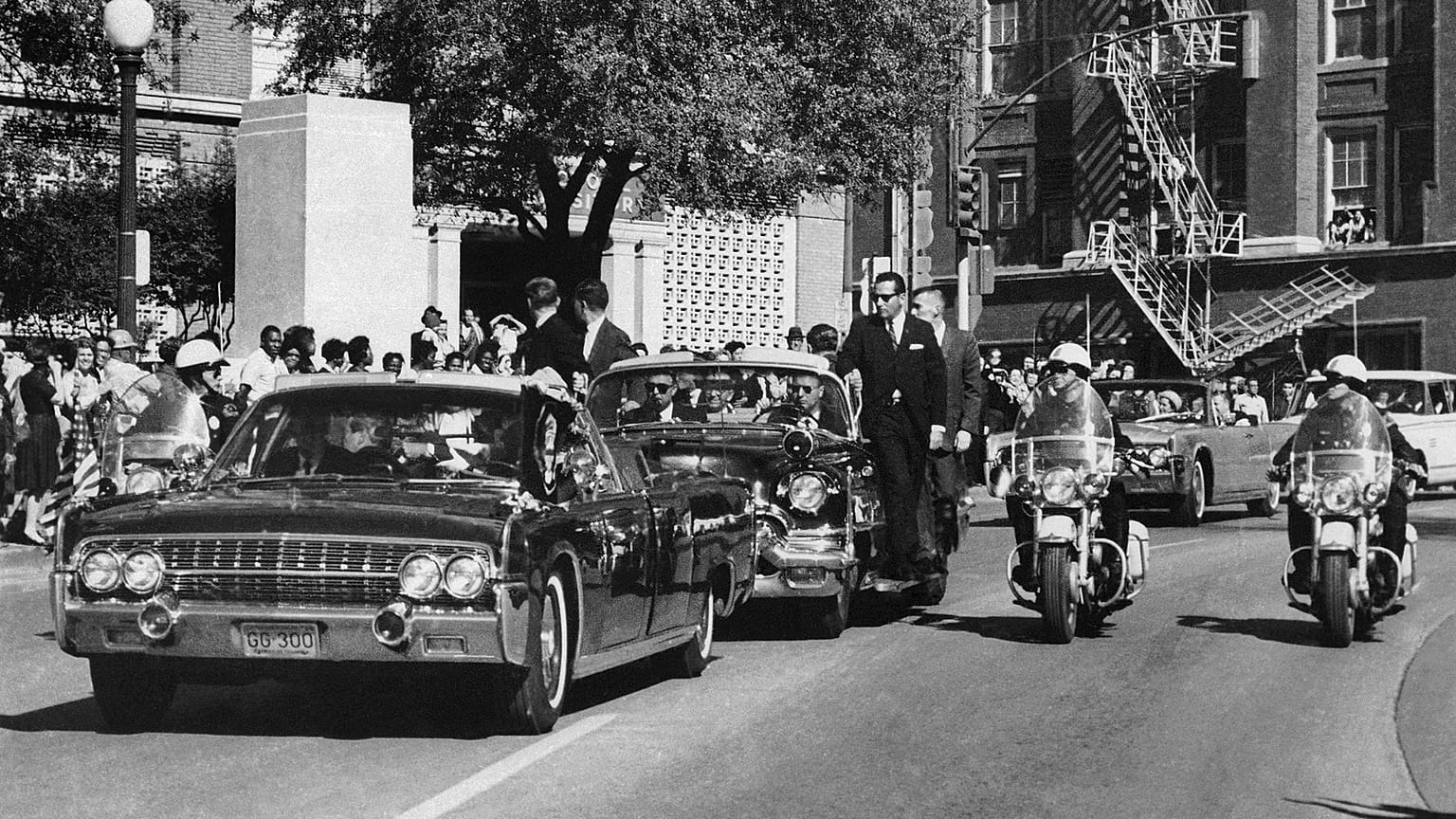 Suikastten hemen önce dönemin ABD Başkanı JFK, konvoyuyla hareket halinde