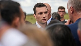 Jordan Bardella rencontre des agriculteurs lors d'une visite dans une ferme à Chuelles.